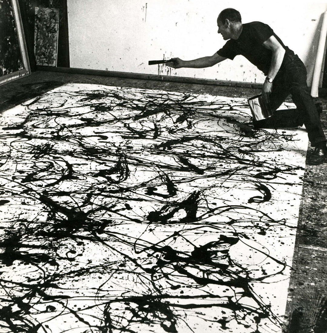 面，他围绕画布进行创作 Jackson Pollock creating a drip painting in his studio